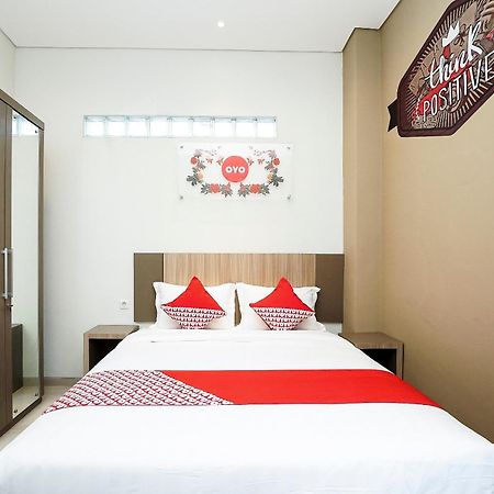 Super Oyo Capital O 614 Graha 8 Syariah Hotell Surabaya Exteriör bild