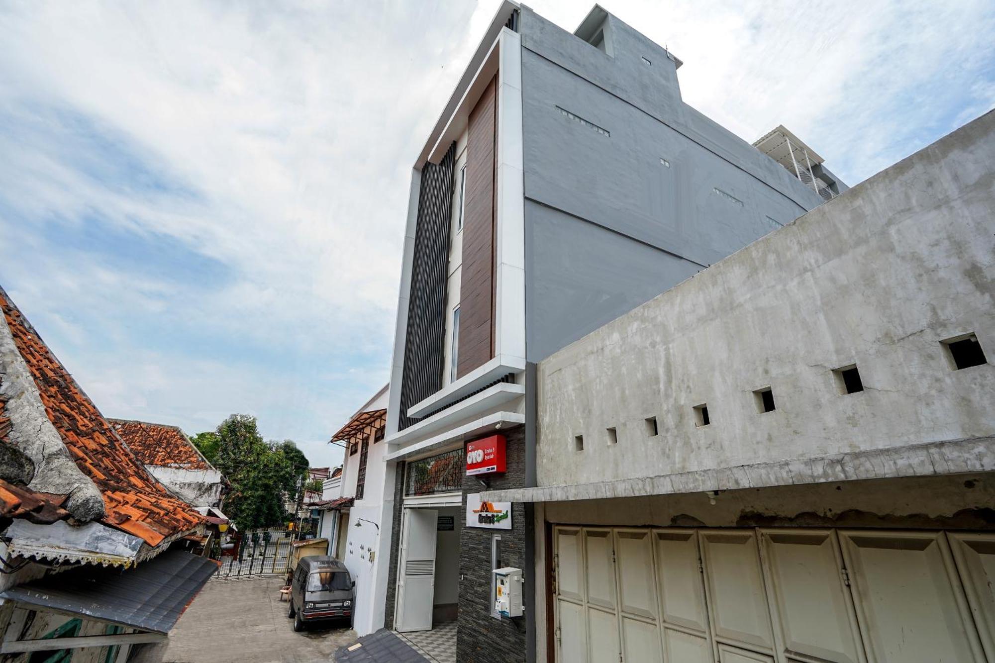 Super Oyo Capital O 614 Graha 8 Syariah Hotell Surabaya Exteriör bild