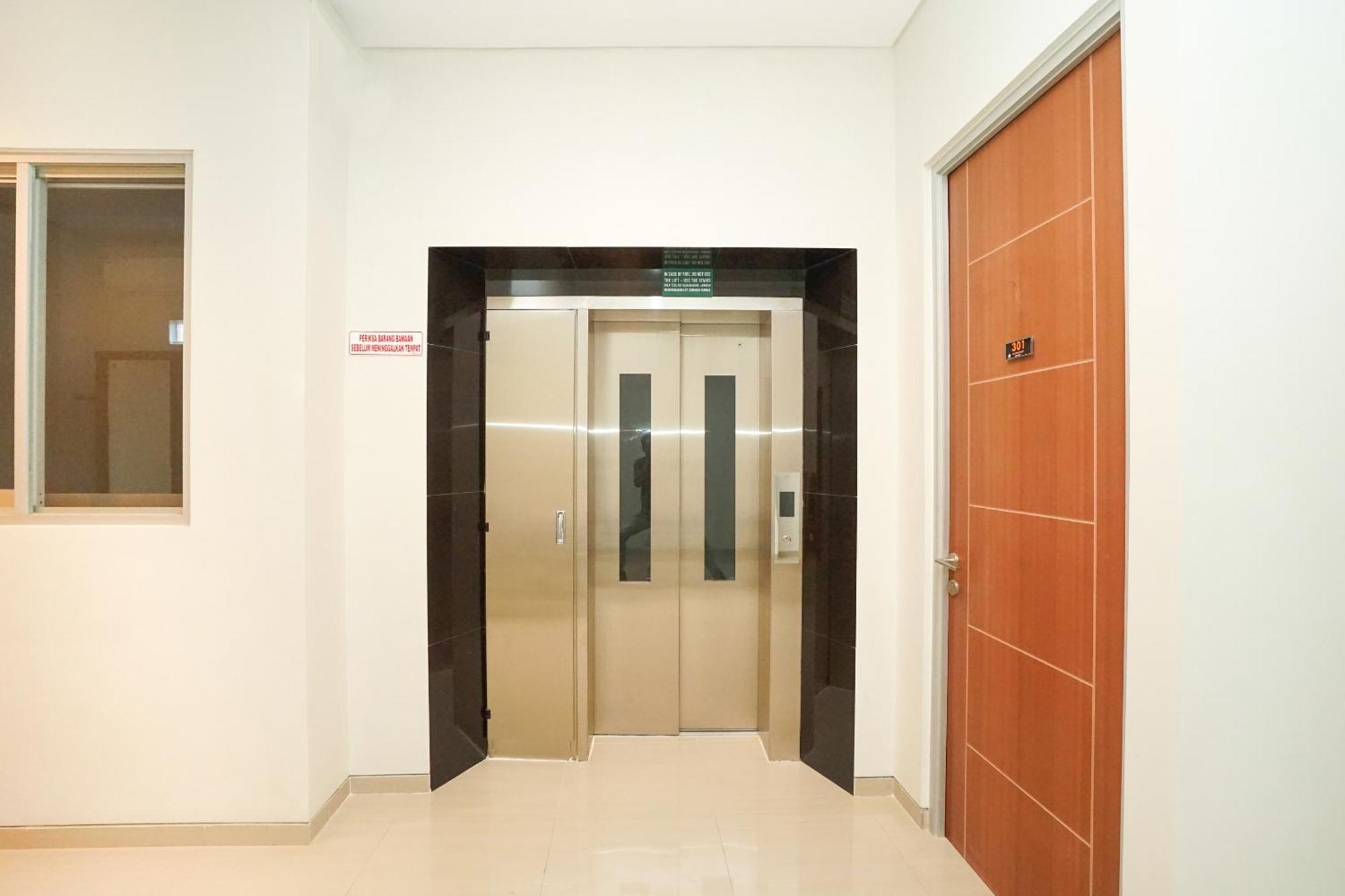 Super Oyo Capital O 614 Graha 8 Syariah Hotell Surabaya Exteriör bild