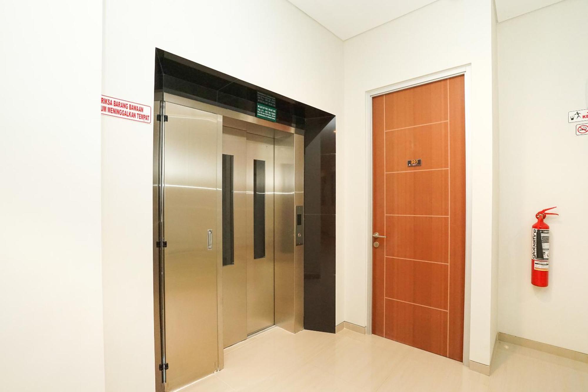 Super Oyo Capital O 614 Graha 8 Syariah Hotell Surabaya Exteriör bild