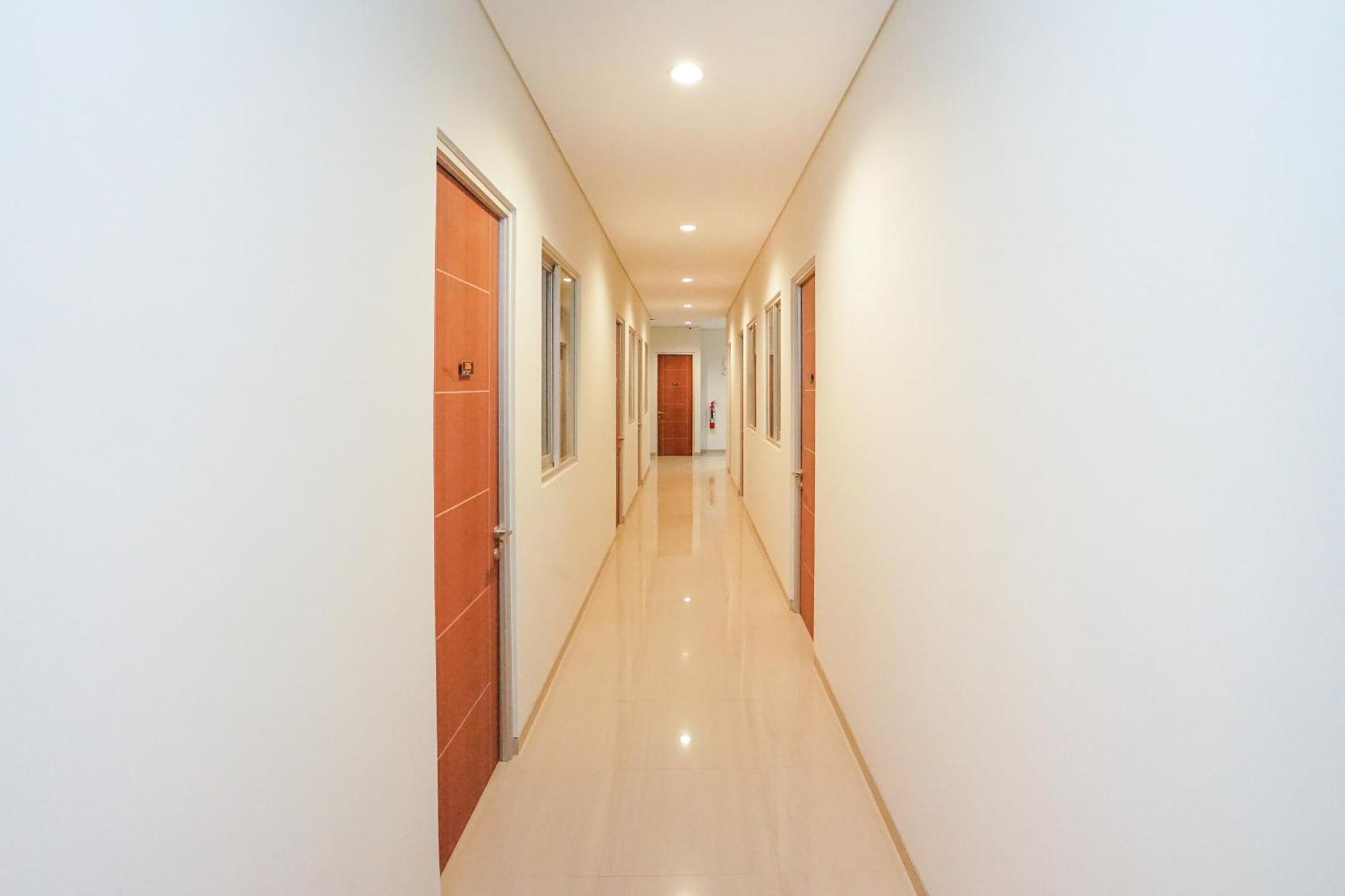 Super Oyo Capital O 614 Graha 8 Syariah Hotell Surabaya Exteriör bild